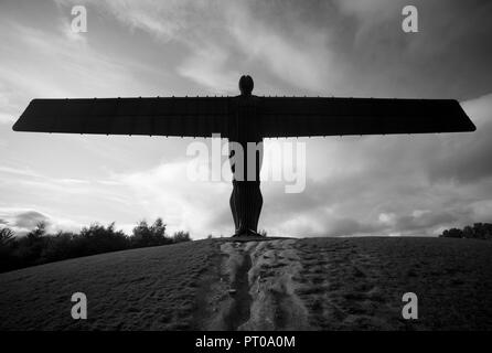 Der Engel des Nordens Statue in Schwarz und Weiß. Die berühmte Skulptur in Gateshead, Tyneside, in der Nähe von Newcastle. Stockfoto