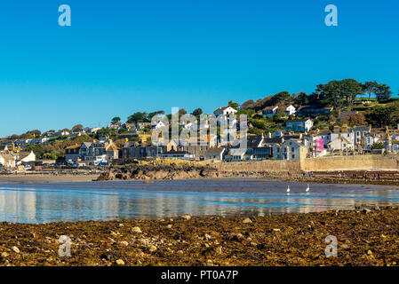 Blick zurück in Richtung Marazion über Mounts Bay und dem Causeway von St Michael's Mount Stockfoto