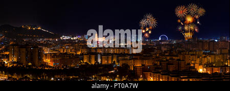 Panoramablick auf das Luftbild, beleuchtete Malaga Stadt bei Nacht und Feuerwerk in den Himmel Stockfoto