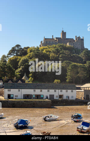 St Michael's Mount ist ein kleines tidal Island in Mount's Bay, Cornwall. Es wird der Stadt von marazion von einem Mann verbunden - Causeway aus Granit Pflastersteine. Stockfoto