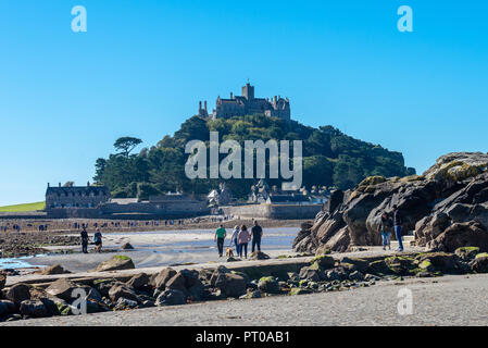 St Michael's Mount sitzt in Mount's Bay an der Südküste von Cornwall, in der Nähe der Stadt von Marazion. Stockfoto