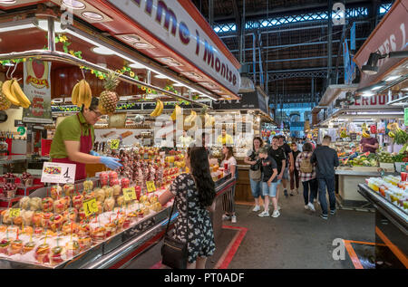 Shopper in Mercat de la Boqueria, Barcelona, Katalonien, Spanien. Stockfoto