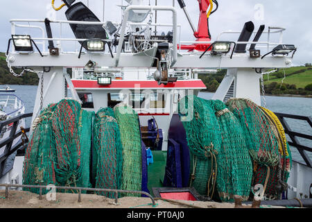 Fischernetze auf Rollen auf dem Deck eines Fischtrawler. Stockfoto