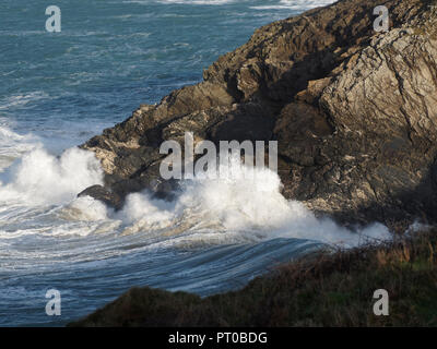 Wellen dunkel mächtige Absturz beim Lewinnick cove Newquay Cornwall im Vereinigten Königreich Stockfoto