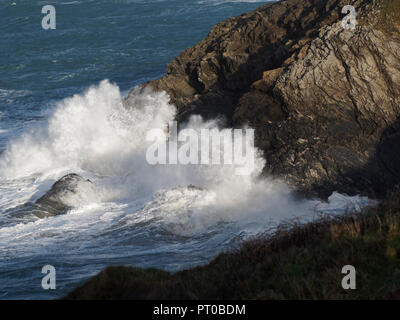 Wellen dunkel mächtige Absturz beim Lewinnick cove Newquay Cornwall im Vereinigten Königreich Stockfoto