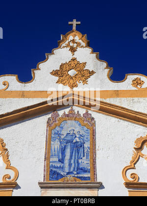 Portugal, Alentejo Region, Alter do Chao, Saint Anthony's - Kloster Santo Antonio Kapelle in weiß getünchten mit gelben Details barock Stil. Stockfoto