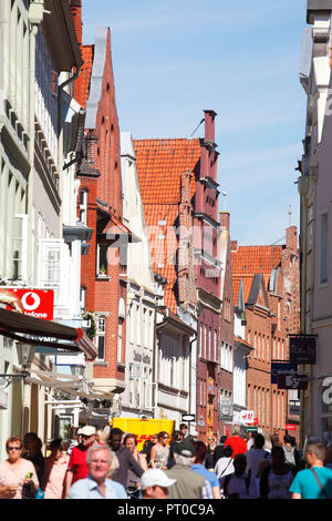 Historische Fassaden in der Fußgängerzone Große Bäckerstraße, Altstadt, Lüneburg, Niedersachsen, Deutschland, Europa Stockfoto