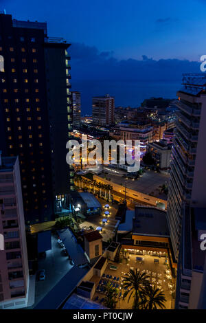 Ein Blick auf das Mittelmeer in der Blauen Stunde in Benidorm. Stockfoto