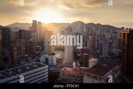 In Richtung Sonne, Blick vom Hochhaus bei Sonnenaufgang. Stockfoto