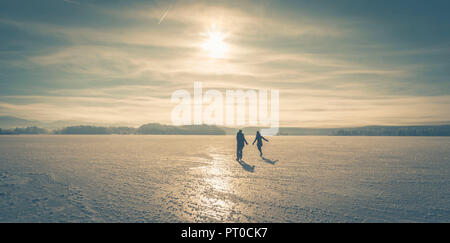 Winter in Bayern, mit Eis, Schnee und blauem Himmel Stockfoto