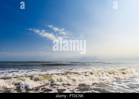 Mächtige Wellen im Meer planschen, wunderschöne natürliche Hintergrund Stockfoto