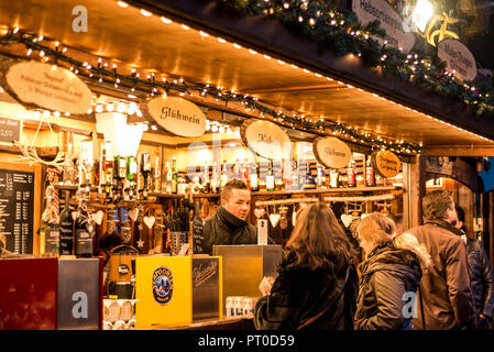 Koblenz Deutschland 16.12.2017 bar verkaufen Glühwein auf einem traditionellen Weihnachtsmarkt in der Nacht. Stockfoto