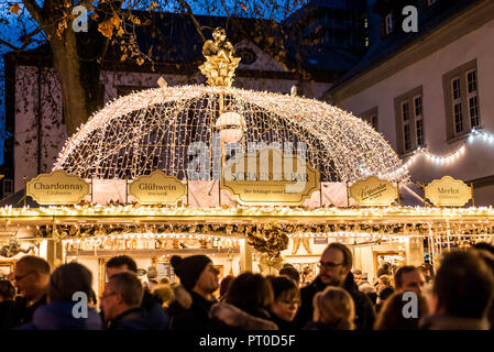 Koblenz Deutschland 16.12.2017 bar verkaufen Glühwein auf einem traditionellen Weihnachtsmarkt in der Nacht. Stockfoto