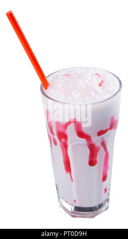 Blutige Milchshake in einem hohen Glas. erdbeermarmelade sieht aus wie Blut. Halloween Konzept. auf weißem Hintergrund Stockfoto