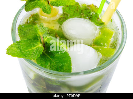 Nicht alkohol Mojito mit Eis, Minze und Limette in ein hohes Glas. closeup Blick von oben auf einen weißen Hintergrund isoliert Stockfoto