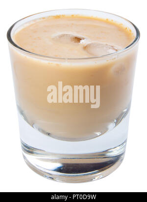 Irish Cream Alkohol Cocktail mit Eis in einer kurzen Glas. auf weißem Hintergrund Stockfoto