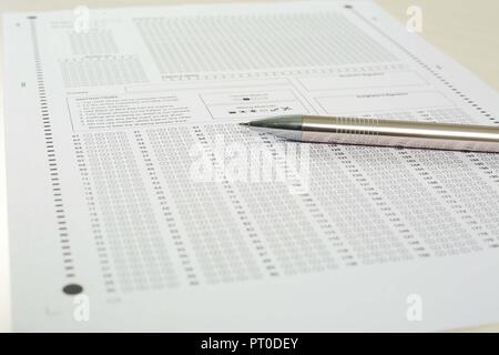 Bild von Exam OME-Blatt und Stift. Auf weissem Hintergrund. Stockfoto