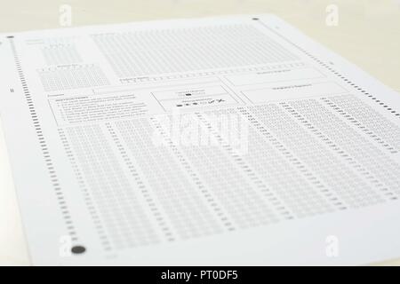 Bild von Exam OME-Blatt und Stift. Auf weissem Hintergrund. Stockfoto