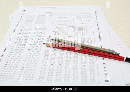 Bild von vielen Prüfung Blatt, Bleistift und Kugelschreiber. Auf weissem Hintergrund. Stockfoto