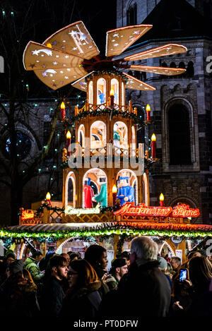 Bonn Deutschland 17.12.2017 bar verkaufen Glühwein auf einem traditionellen Weihnachtsmarkt in der Nacht. Stockfoto