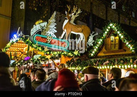 Bonn Deutschland 17.12.2017 bar verkaufen Glühwein auf einem traditionellen Weihnachtsmarkt in der Nacht. Stockfoto