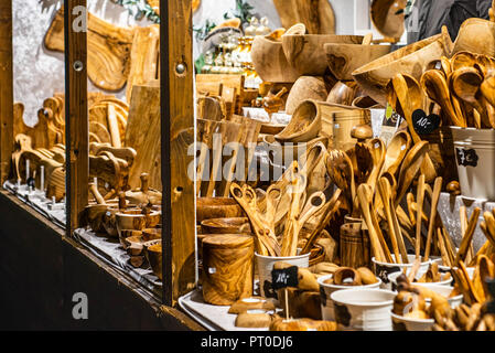 Bonn Deutschland 17.12.2017 Geschäft mit Holz arbeiten, die Küche aus Holz Werkzeuge und Dekoration Weihnachtsmarkt. Stockfoto