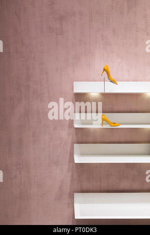 Feminine Schuhe in einer Anzeige von einem luxuriösen Store für Frauen Stockfoto