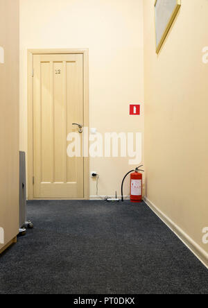 Korridor von einem Hotel mit einer Wi-Fi-Router auf dem Boden Stockfoto