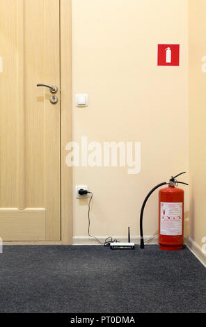 Korridor von einem Hotel mit einer Wi-Fi-Router auf dem Boden Stockfoto