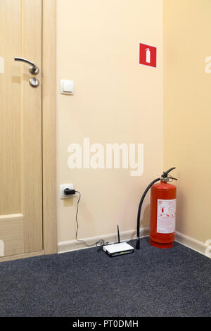 Korridor von einem Hotel mit einer Wi-Fi-Router auf dem Boden Stockfoto