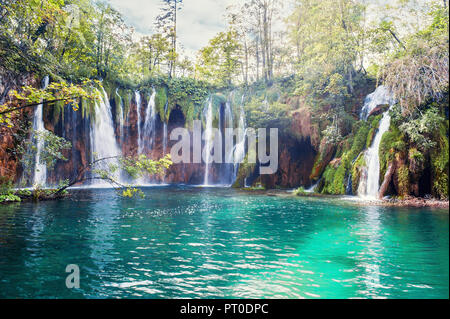 Mehrere Wasserfälle Eines der Erstaunlichsten Plitvicer Seen, Kroatien. Ein wirklich Jungfrau und wunderbaren Stück Natur. Stockfoto