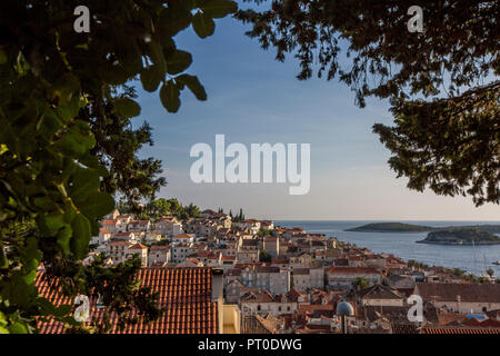 Anzeigen von erhöhten Festung, die von der Stadt Hvar, Hvar, Insel Hvar, Kroatien 2018 Stockfoto