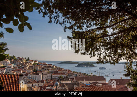 Anzeigen von erhöhten Festung, die von der Stadt Hvar, Hvar, Insel Hvar, Kroatien 2018 Stockfoto