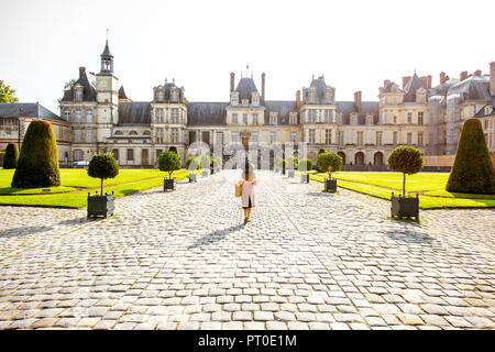 FONTAINBLEAU, Frankreich - 28. August 2017: Blick auf den Palast mit Frau zu Fuß zurück in Fontainebleau, Frankreich Stockfoto