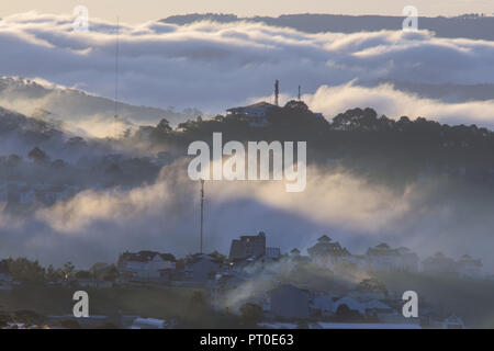 Der Nebel Abdeckung Dalat Plateau landet, Vietnam, Hintergrund mit Magie des dichten Nebel und Sonne, Sonnenschein in der Morgendämmerung Stockfoto