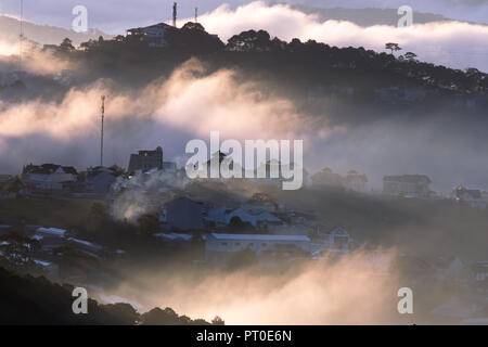 Der Nebel Abdeckung Dalat Plateau landet, Vietnam, Hintergrund mit Magie des dichten Nebel und Sonne, Sonnenschein in der Morgendämmerung Stockfoto