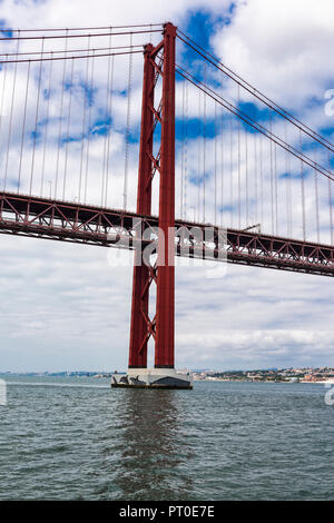 Die 25 de Abril Brücke über den Tejo in Lissabon, Portugal Stockfoto
