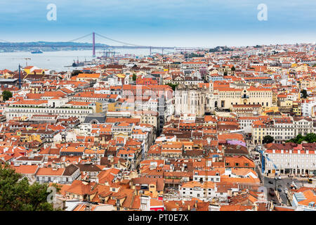 Lissabon City Skyline vom Schloss gesehen. Die 25 de Abril Brücke über den Fluss Tejo in der Ferne gesehen werden kann. Stockfoto