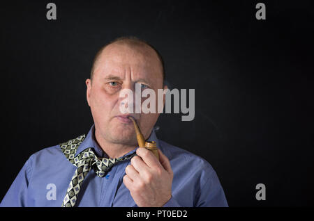 Low Key Portrait von Reifen Bürokauffrau smocking Tabakpfeife Stockfoto