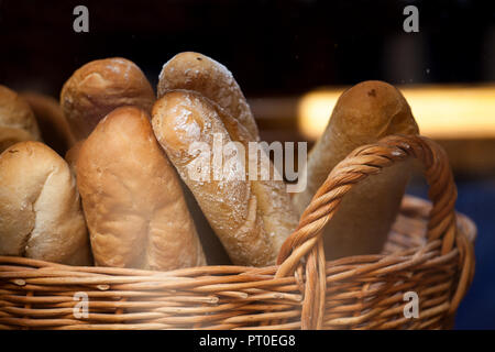Brot Brote und Baguettes in einem Weidenkorb. Brot in einem Korb in der backshop Stockfoto