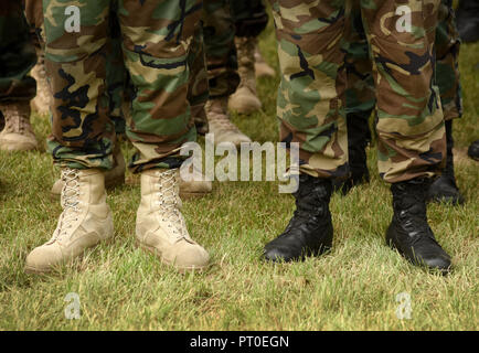 Beine von Soldaten in schwarze und weiße Schuhe. militärisches Konzept. Truppen, Armee, Militär Stockfoto