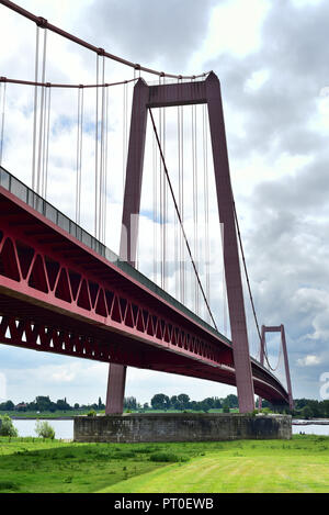 Die Emmericher Rheinbrücke (Deutsch: "Rheinbrücke Emmerich") ist eine Hängebrücke befindet sich in Emmerich am Rhein, Deutschland. Stockfoto