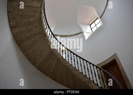 Berühmte dreifache Wendeltreppe aus Stein im Kloster San Domingo de Bonaval, Museo do Pobo Galego. Santiago de Compostela, Spanien. Stockfoto