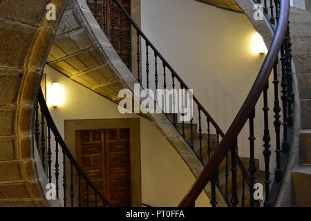 Berühmte dreifache Wendeltreppe aus Stein im Kloster San Domingo de Bonaval, Museo do Pobo Galego. Santiago de Compostela, Spanien. Stockfoto