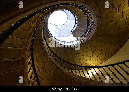 Berühmte dreifache Wendeltreppe aus Stein im Kloster San Domingo de Bonaval, Museo do Pobo Galego. Santiago de Compostela, Spanien. Stockfoto