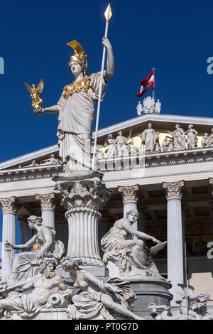 Statuen am Parlamentsgebäude auf Ringstrabe in Wien, Österreich. Stockfoto