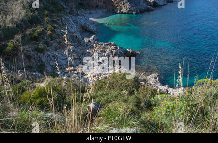 Riserva Naturale orientata dello Zingaro, San Vito lo Capo, Sizilien, Italien - 10. März 2018: Besuch wunderschöne Wanderwege und schwimmen an den Stränden im Stockfoto