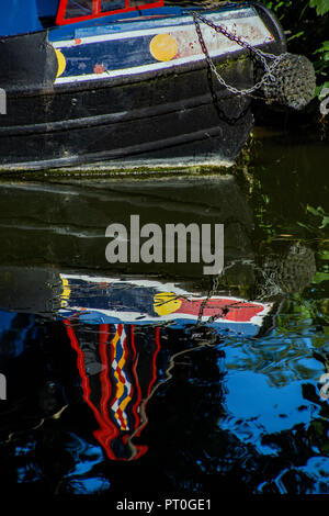 Ein Kanal, oder schmale, Boot ist an seinem Liegeplatz an einem Sommertag am Fluss Stort in Sawbridgeworth, Hertfordshire am Maltings Moorings wider. Stockfoto