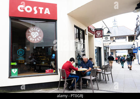 Leute genießen Kaffee und Essen außerhalb der Costa Coffee Shop in der High Street, St Ives, Penzance, Cornwall - England Stockfoto