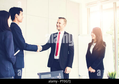 Erfolgreiche Verhandlungen Geschäftskonzept, Nahaufnahme, Hand der Unternehmer die Hände schütteln nach Abschluss der Konferenz oder die Festlegung von Zielen und der Planung zu succ Stockfoto